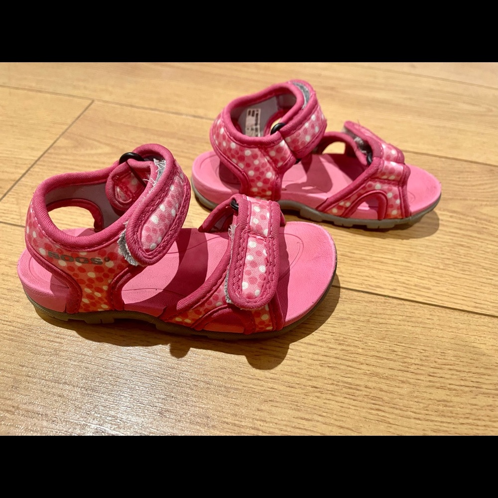 Bogs girl Size 9 pink Sandals.